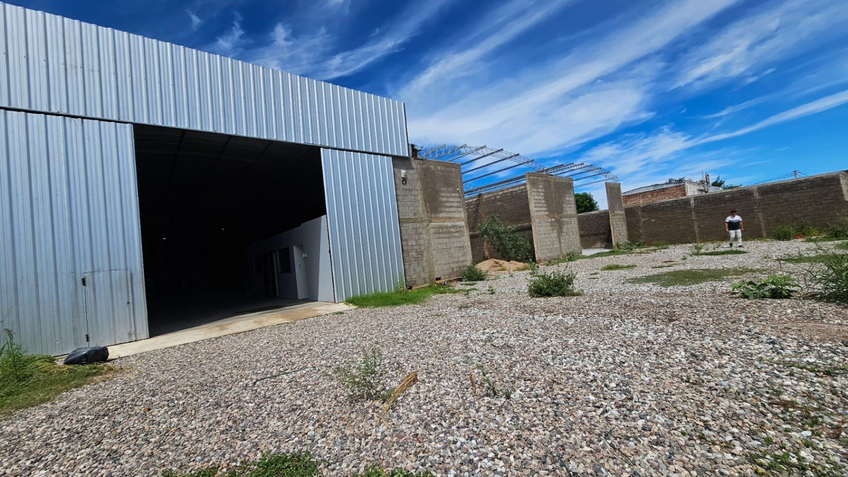GALPON BARRIO SAN PABLO 380 Mts2 con oficinas-EN VENTA-