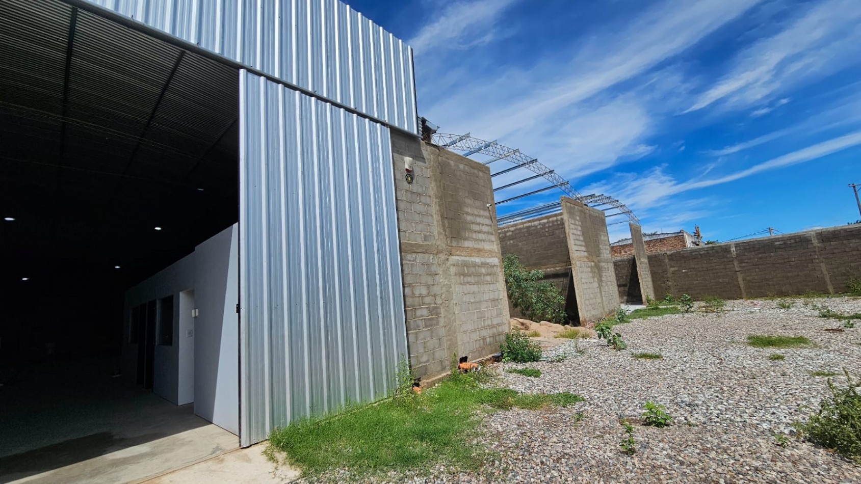 GALPON BARRIO SAN PABLO 380 Mts2 con oficinas-EN VENTA-
