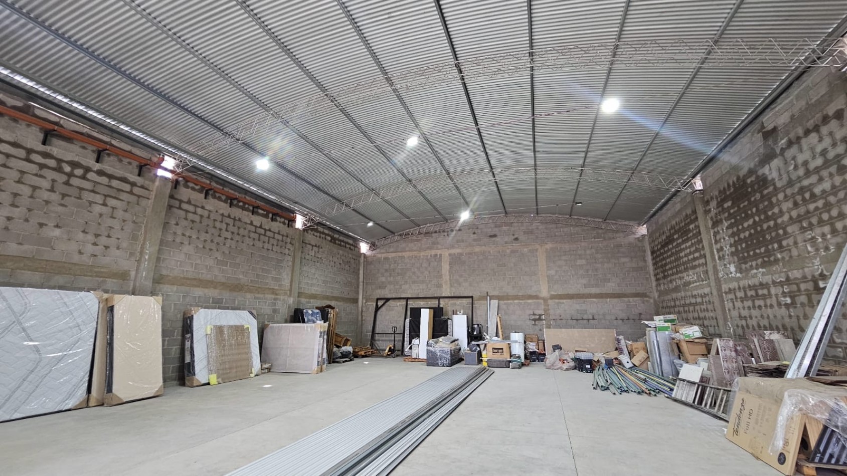 GALPON BARRIO SAN PABLO 380 Mts2 con oficinas-EN VENTA-