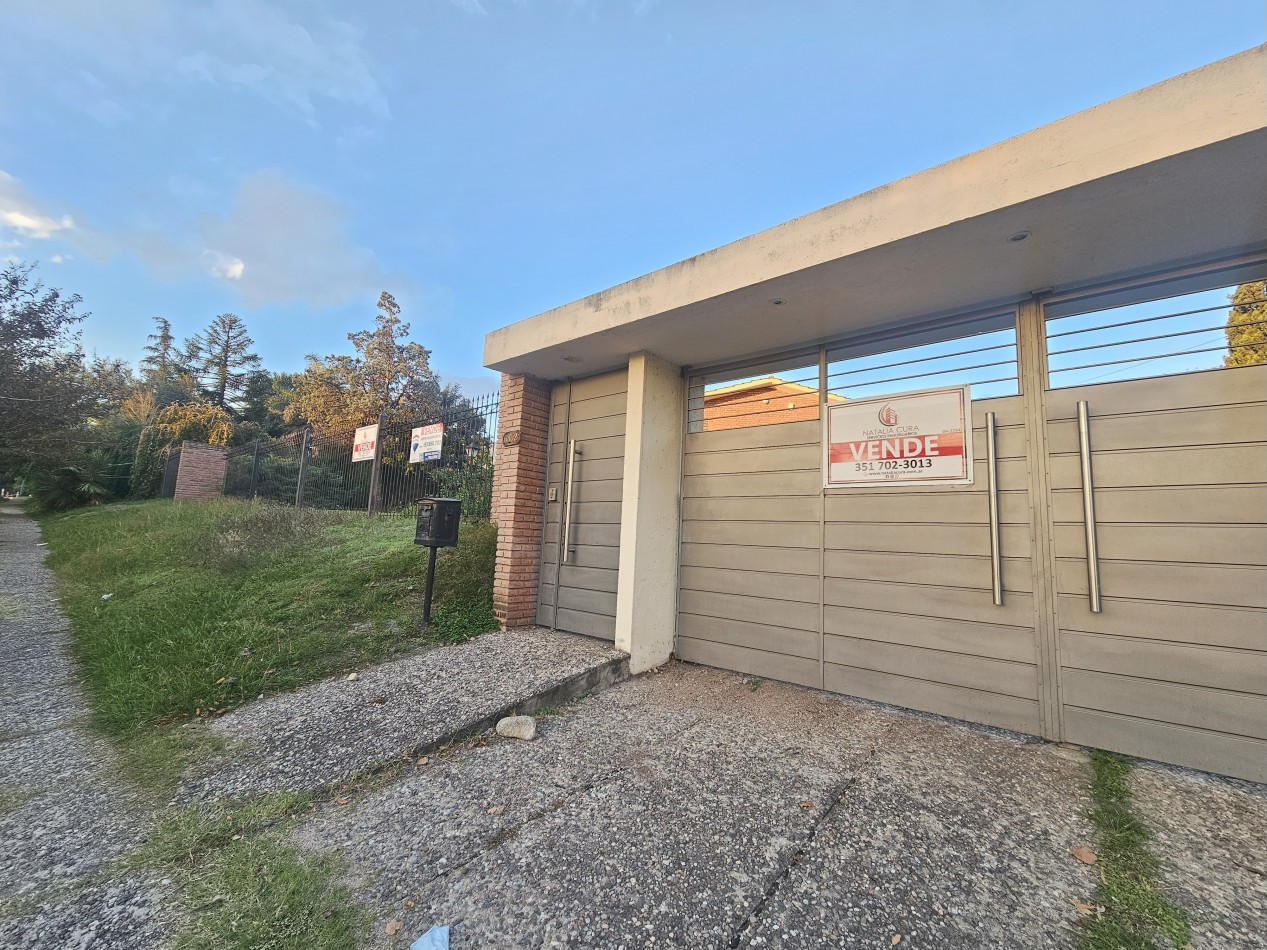 Gran Casa con pileta en un terreno de 1400m2 en pleno corazon de Arguello!!