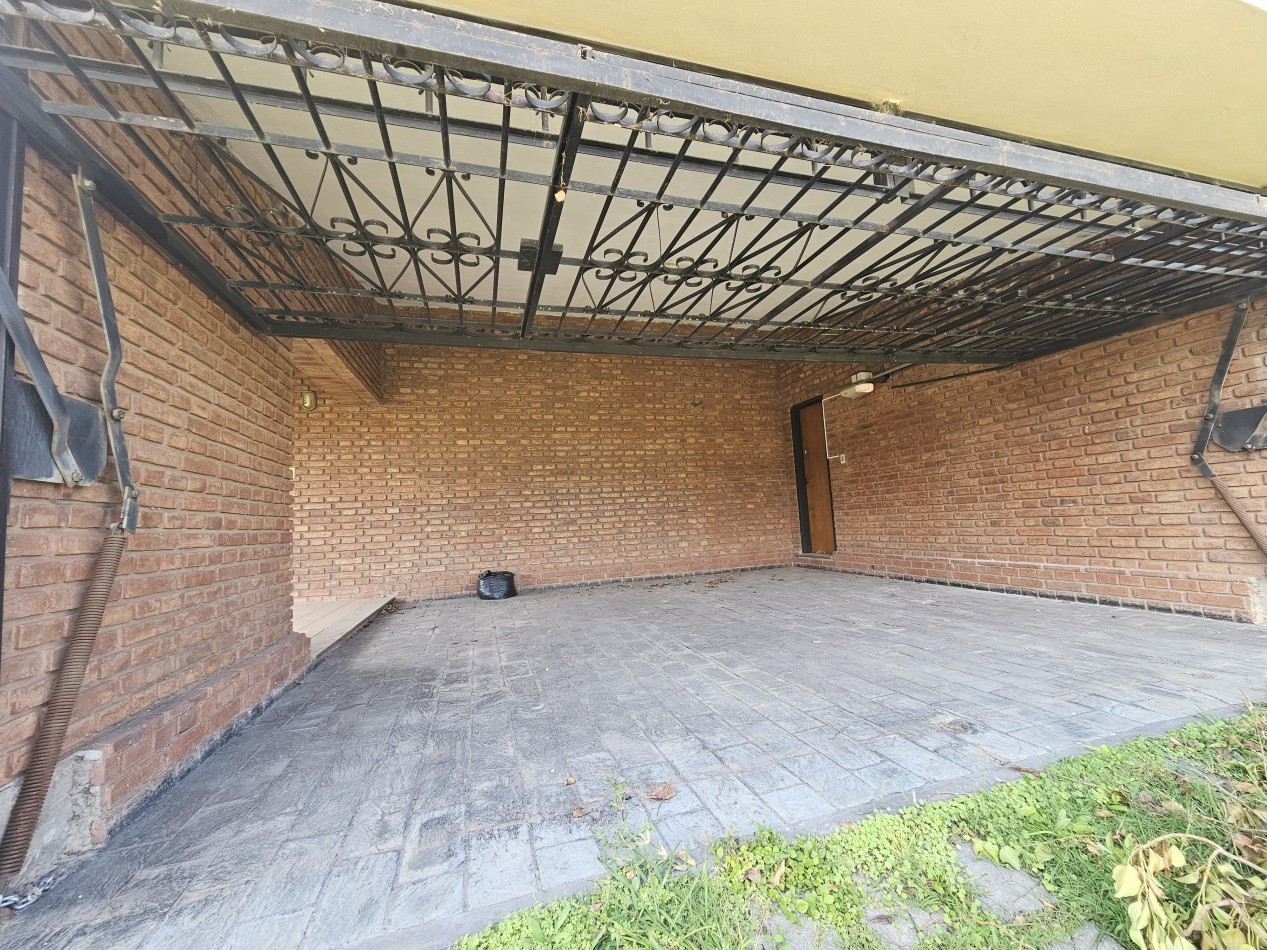 Gran Casa con pileta en un terreno de 1400m2 en pleno corazon de Arguello!!