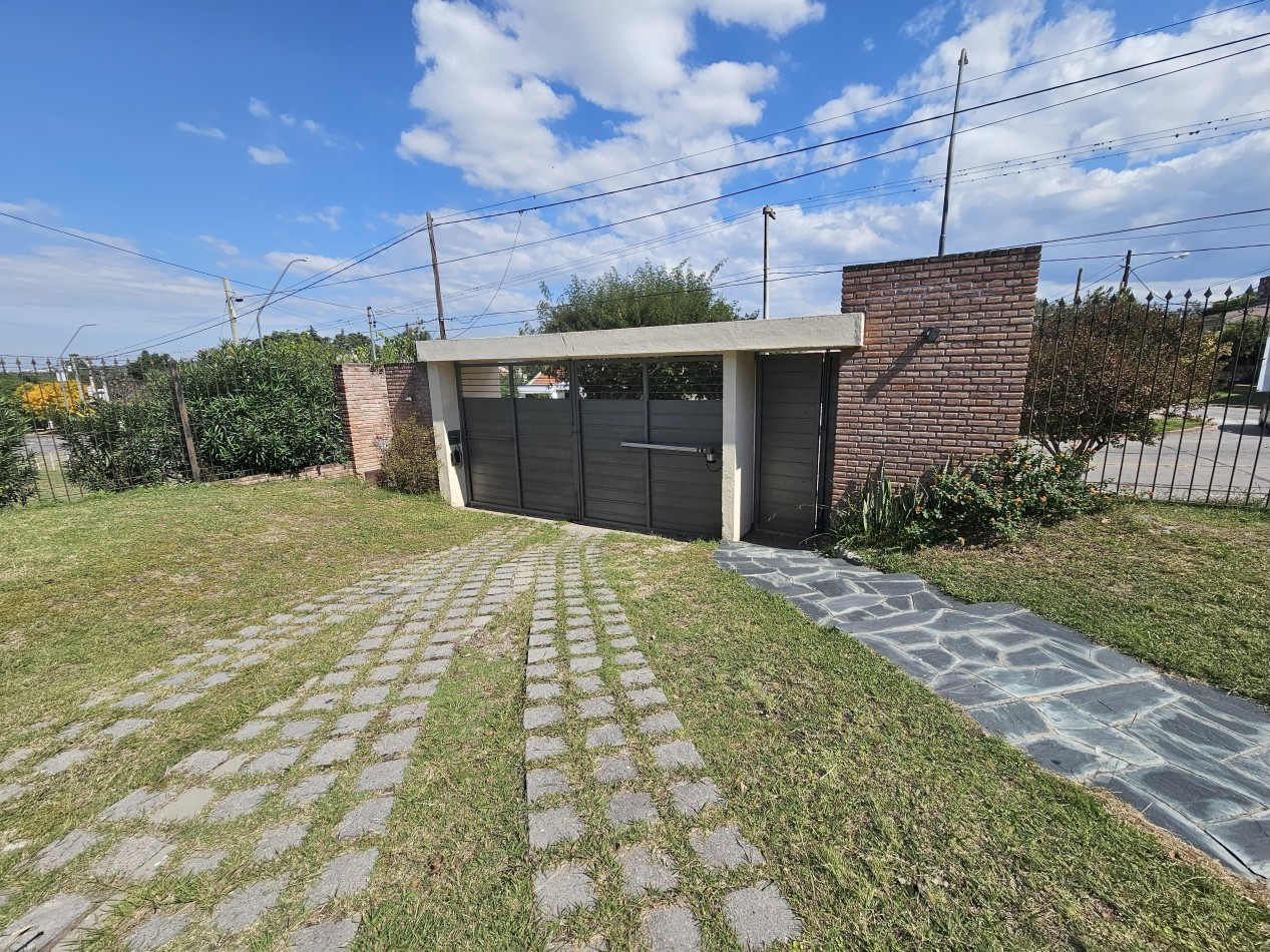 Gran Casa con pileta en un terreno de 1400m2 en pleno corazon de Arguello!!