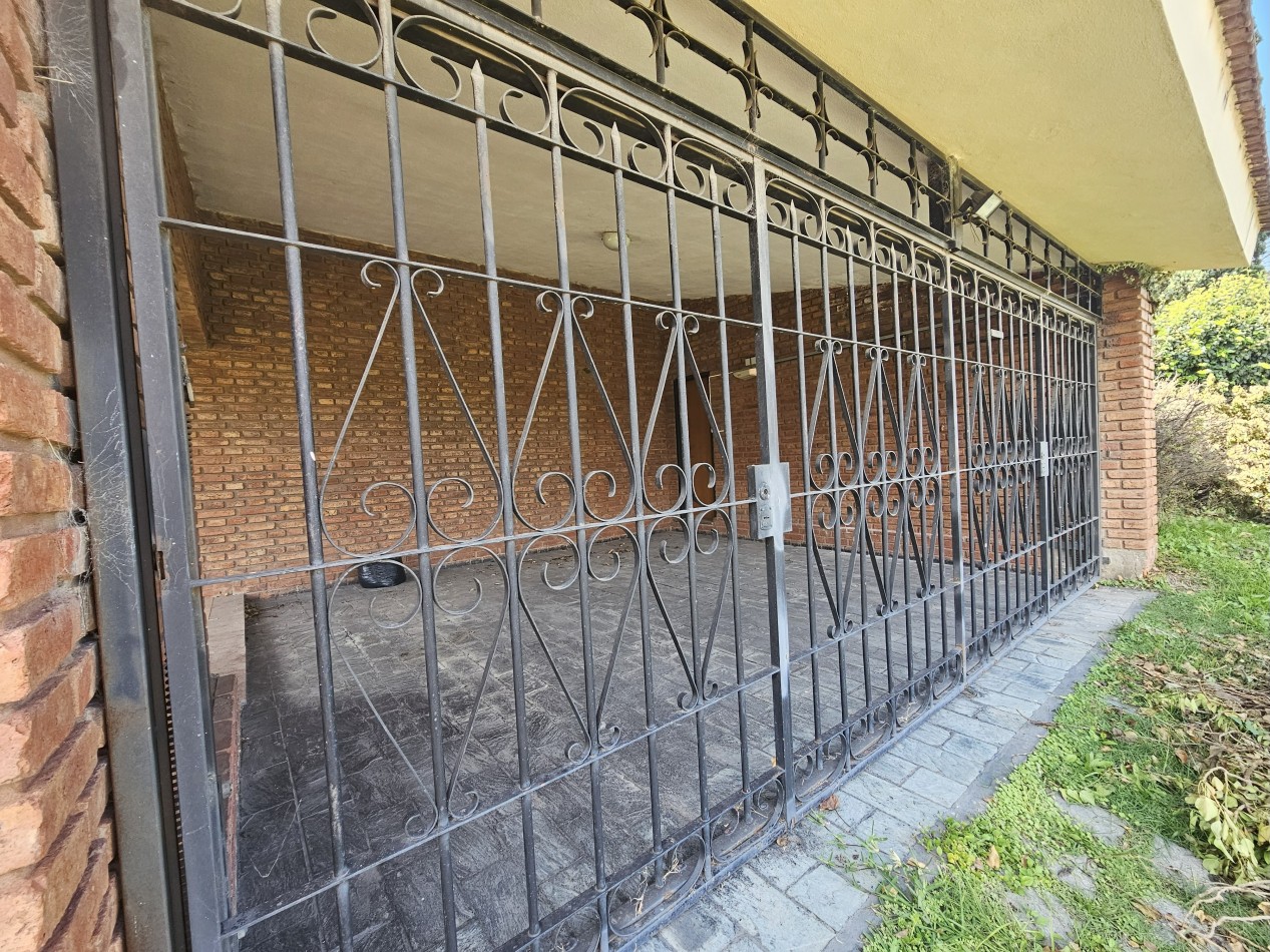 Gran Casa con pileta en un terreno de 1400m2 en pleno corazon de Arguello!!