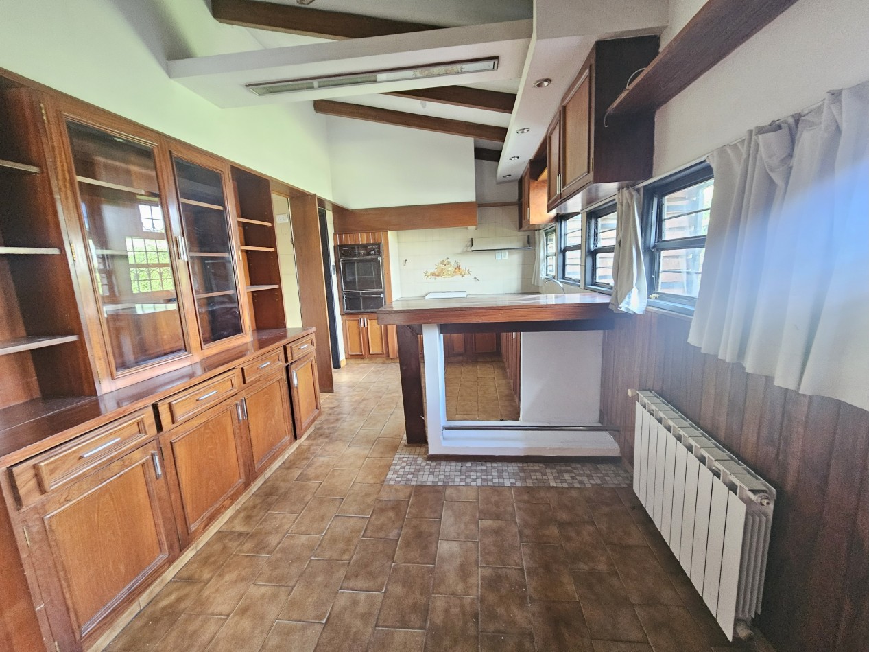 Gran Casa con pileta en un terreno de 1400m2 en pleno corazon de Arguello!!