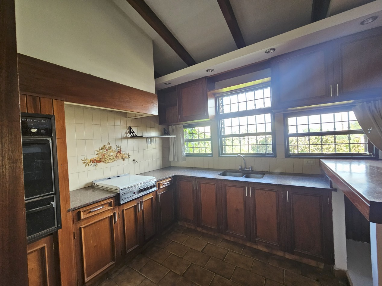 Gran Casa con pileta en un terreno de 1400m2 en pleno corazon de Arguello!!