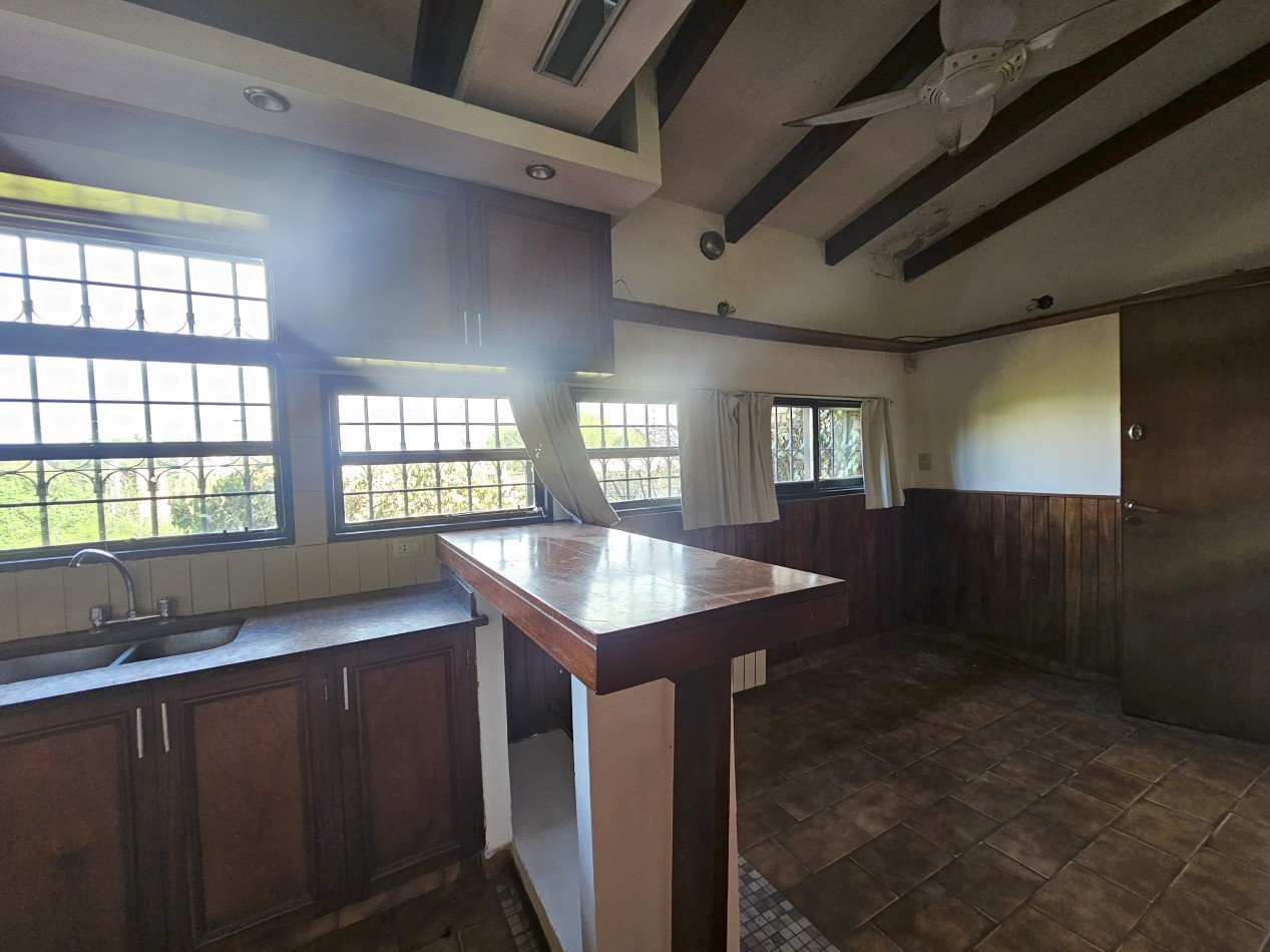 Gran Casa con pileta en un terreno de 1400m2 en pleno corazon de Arguello!!