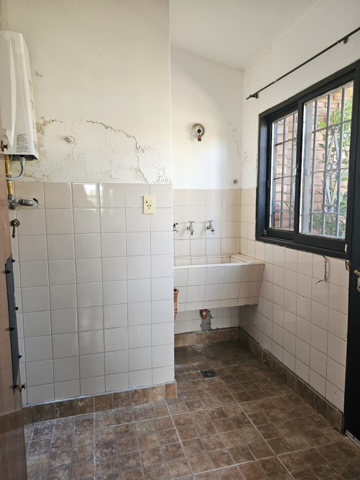 Gran Casa con pileta en un terreno de 1400m2 en pleno corazon de Arguello!!