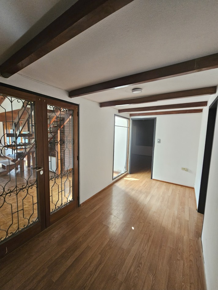 Gran Casa con pileta en un terreno de 1400m2 en pleno corazon de Arguello!!