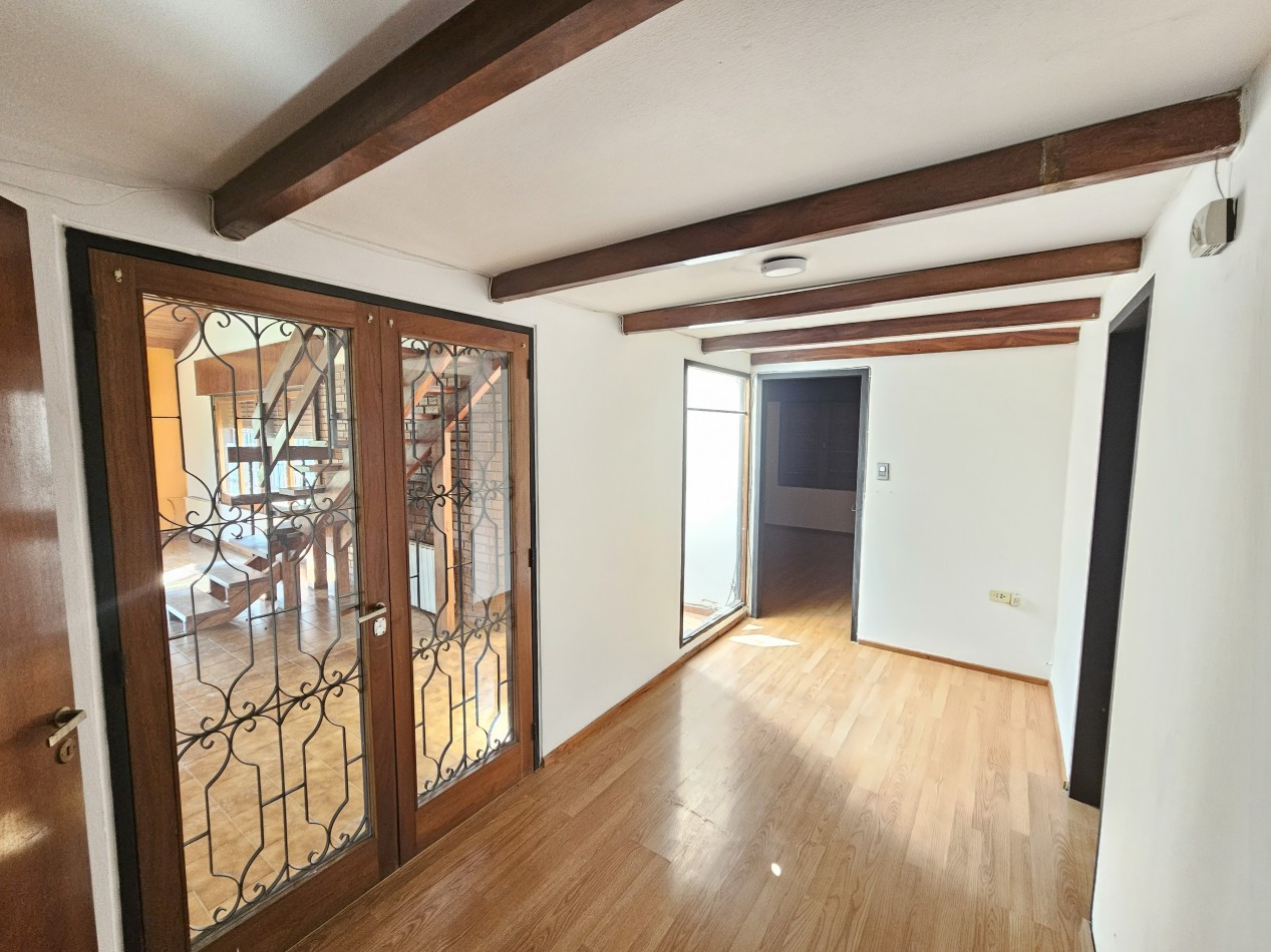 Gran Casa con pileta en un terreno de 1400m2 en pleno corazon de Arguello!!