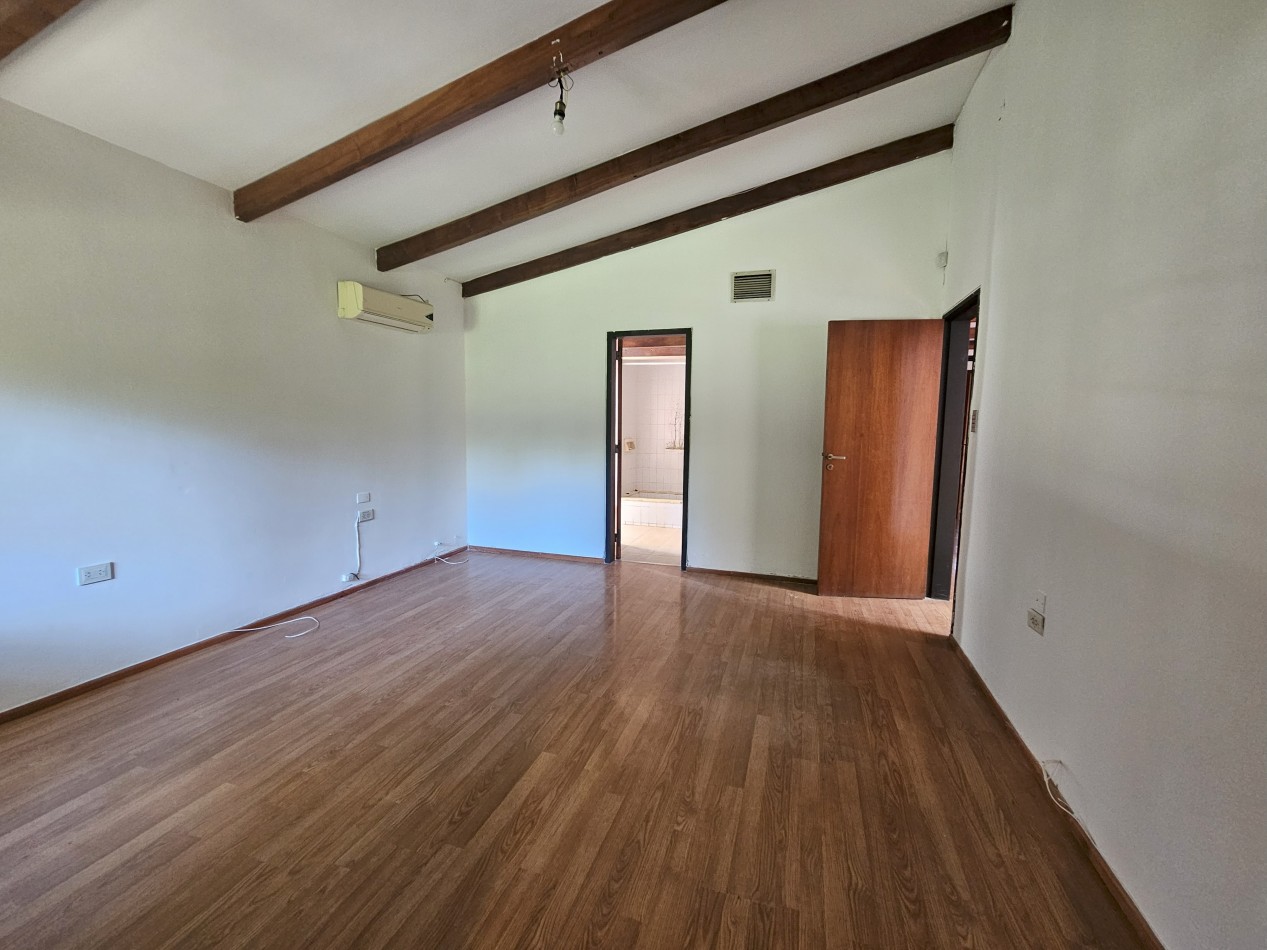 Gran Casa con pileta en un terreno de 1400m2 en pleno corazon de Arguello!!