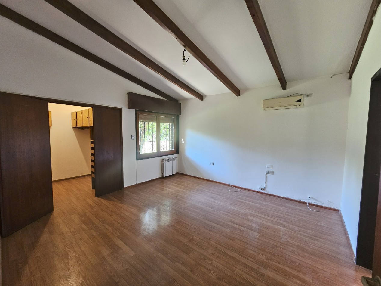 Gran Casa con pileta en un terreno de 1400m2 en pleno corazon de Arguello!!