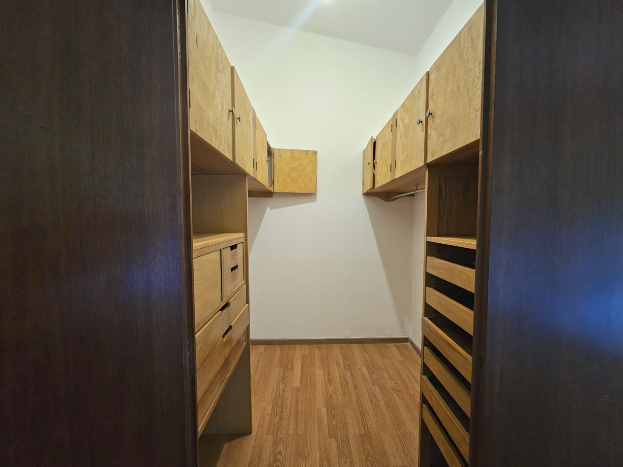 Gran Casa con pileta en un terreno de 1400m2 en pleno corazon de Arguello!!