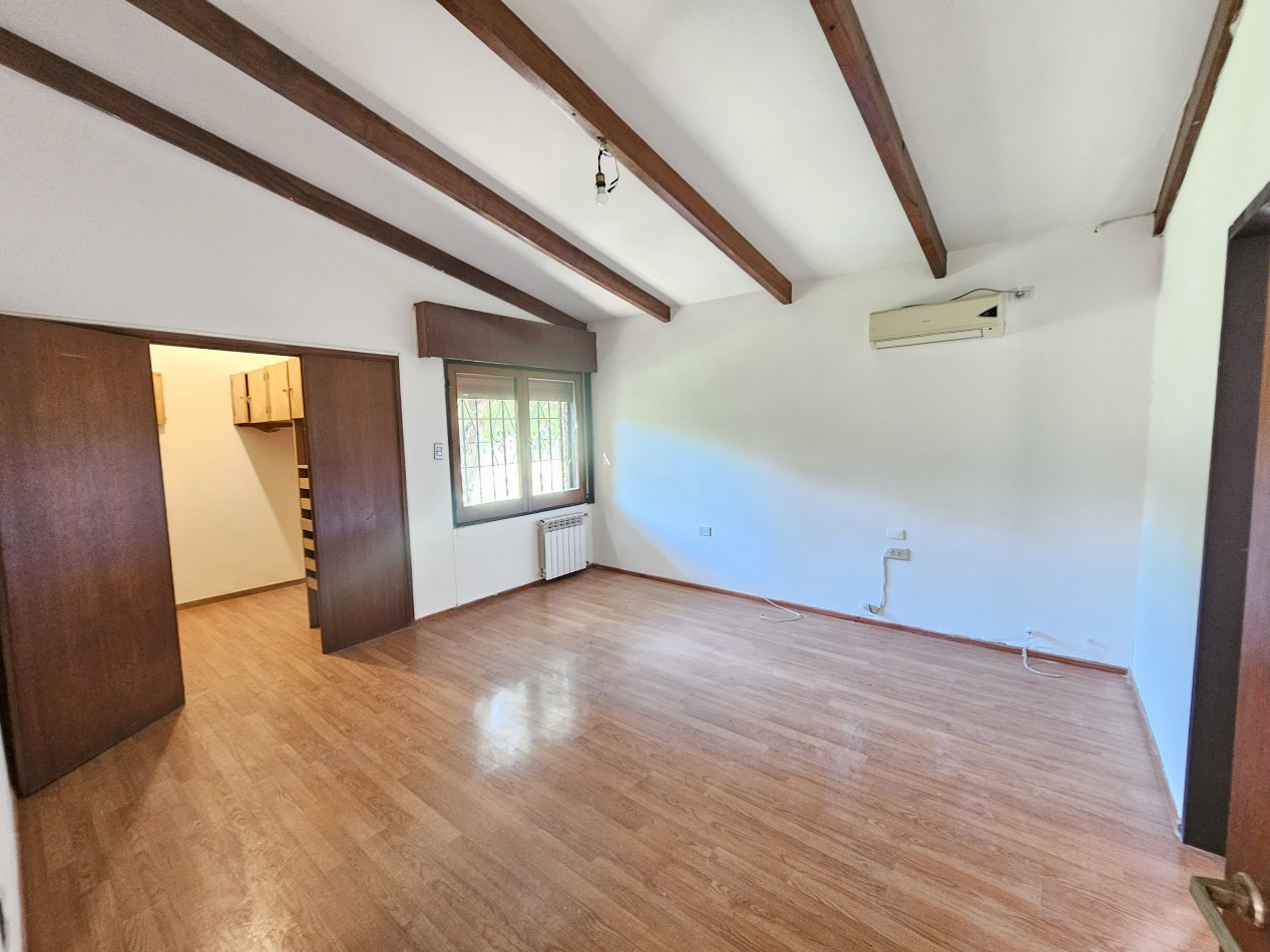 Gran Casa con pileta en un terreno de 1400m2 en pleno corazon de Arguello!!