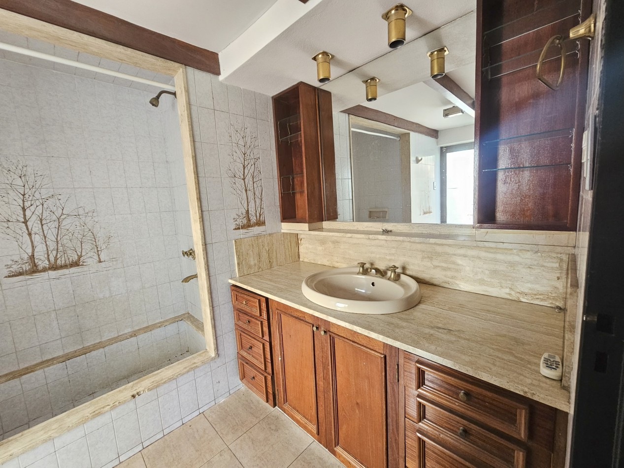 Gran Casa con pileta en un terreno de 1400m2 en pleno corazon de Arguello!!