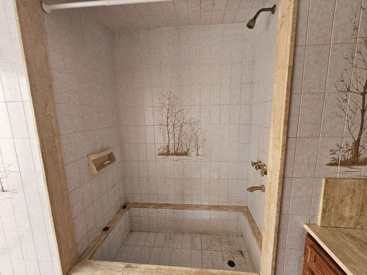 Gran Casa con pileta en un terreno de 1400m2 en pleno corazon de Arguello!!