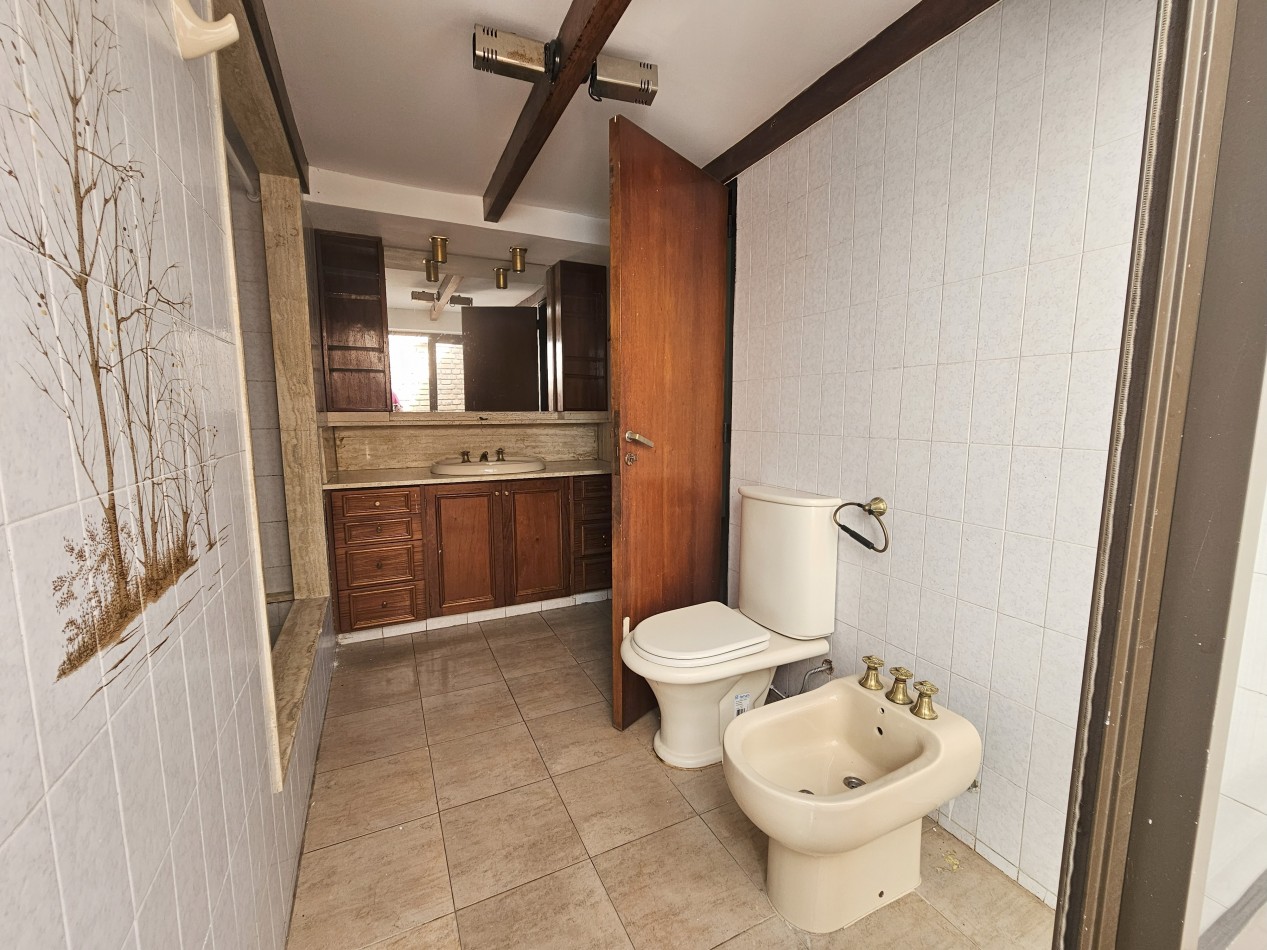 Gran Casa con pileta en un terreno de 1400m2 en pleno corazon de Arguello!!