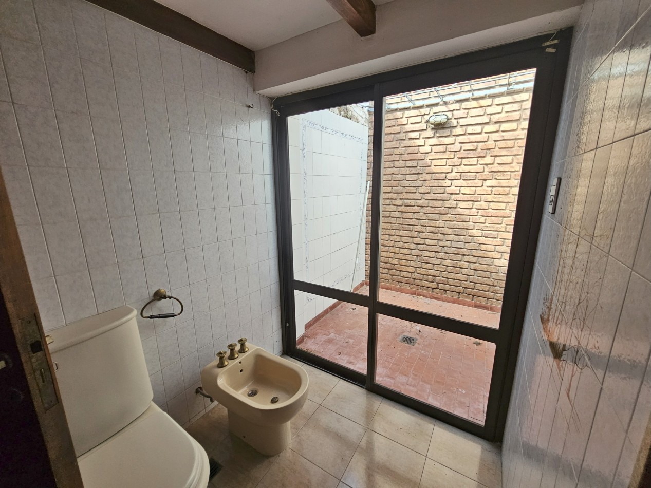 Gran Casa con pileta en un terreno de 1400m2 en pleno corazon de Arguello!!