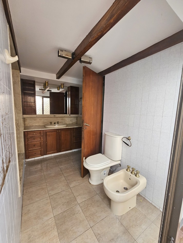 Gran Casa con pileta en un terreno de 1400m2 en pleno corazon de Arguello!!