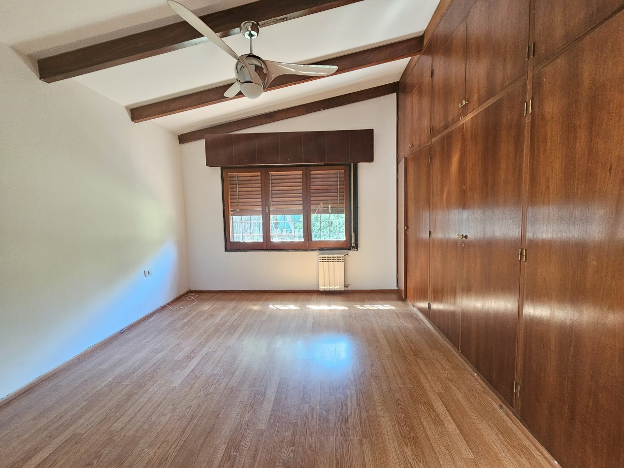 Gran Casa con pileta en un terreno de 1400m2 en pleno corazon de Arguello!!