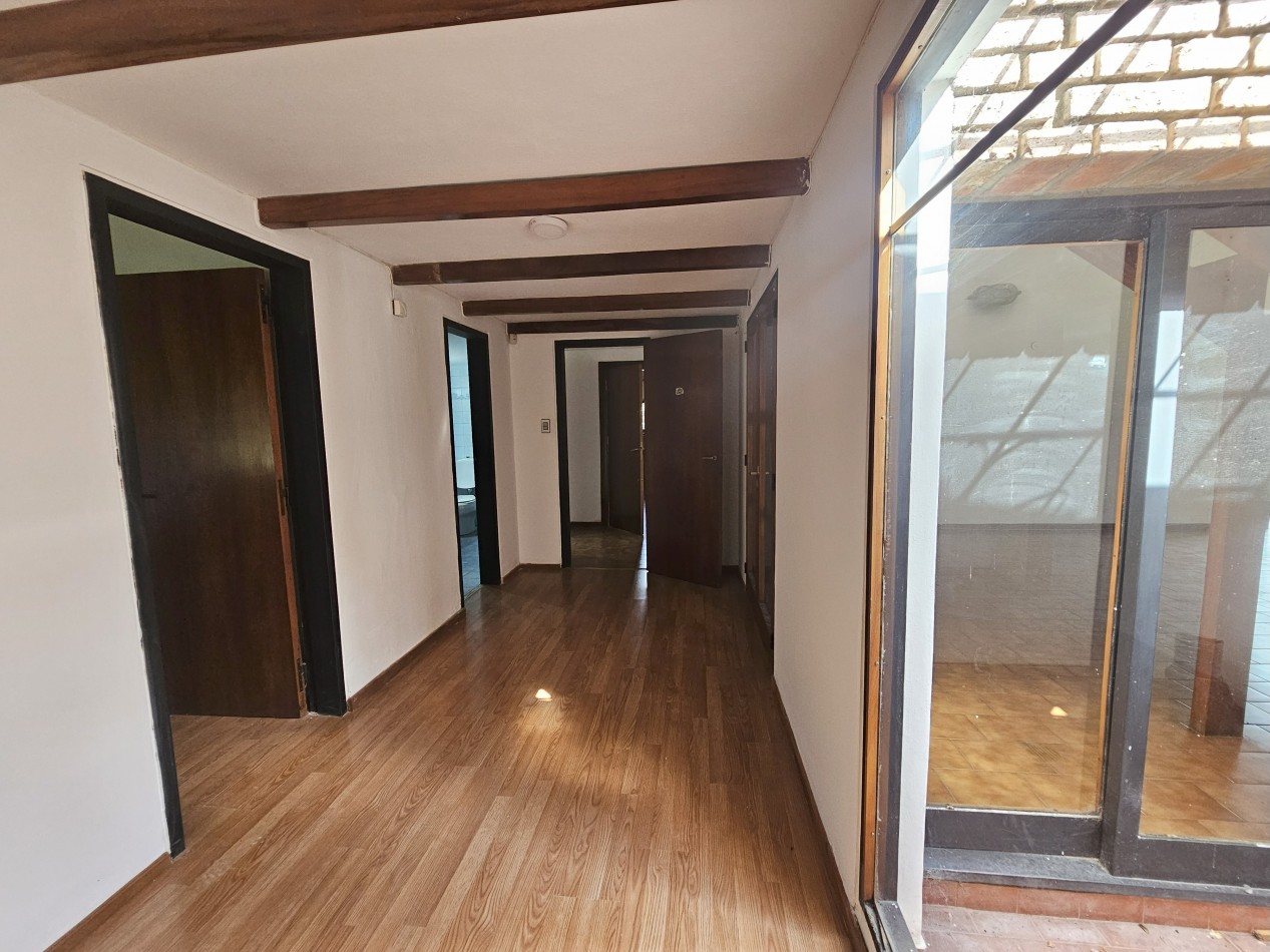 Gran Casa con pileta en un terreno de 1400m2 en pleno corazon de Arguello!!