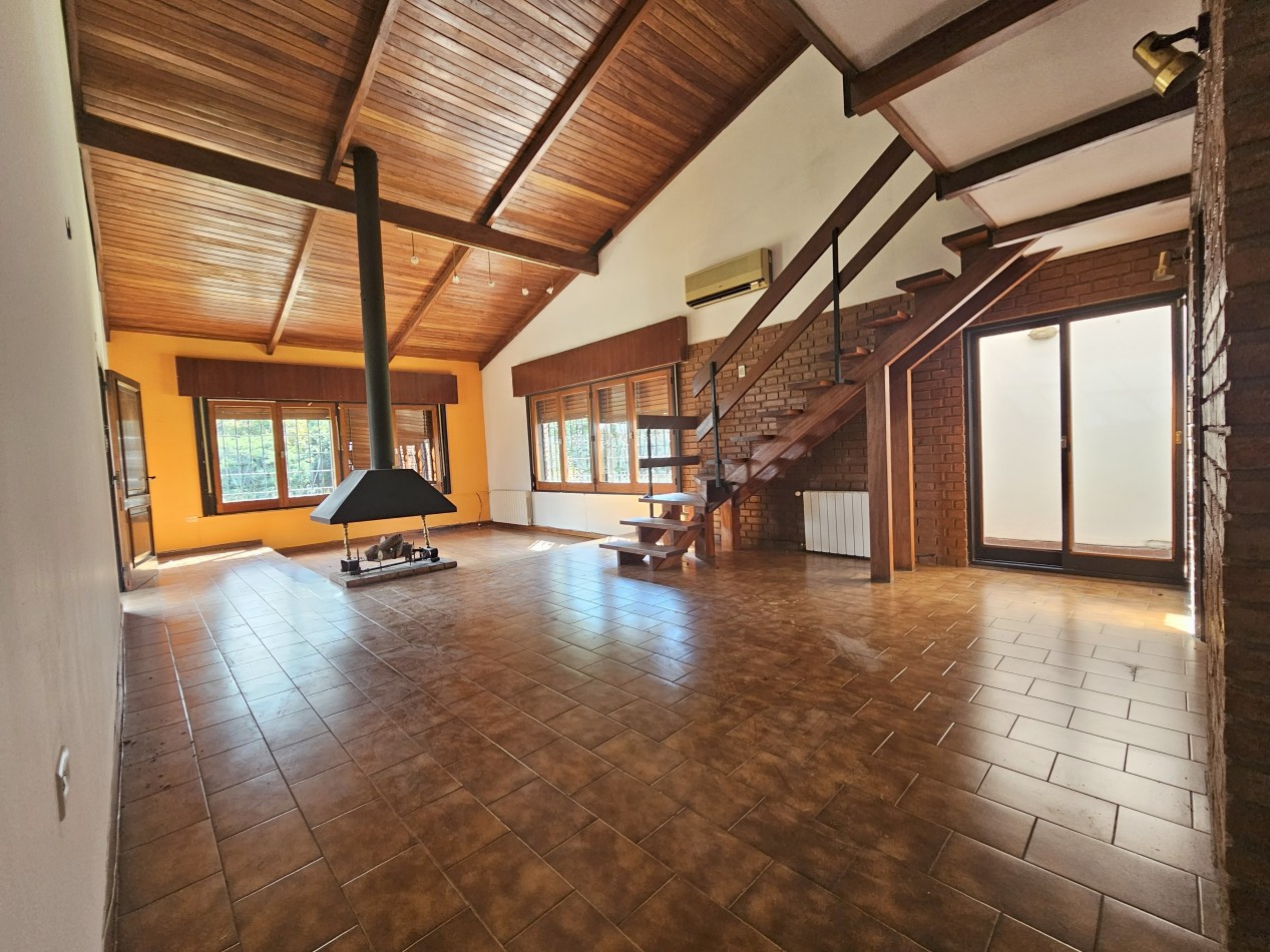 Gran Casa con pileta en un terreno de 1400m2 en pleno corazon de Arguello!!