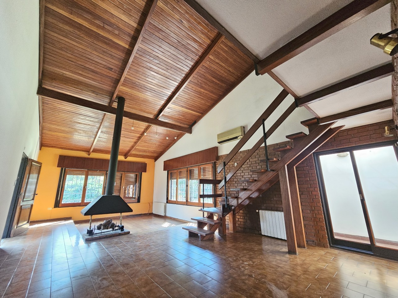 Gran Casa con pileta en un terreno de 1400m2 en pleno corazon de Arguello!!