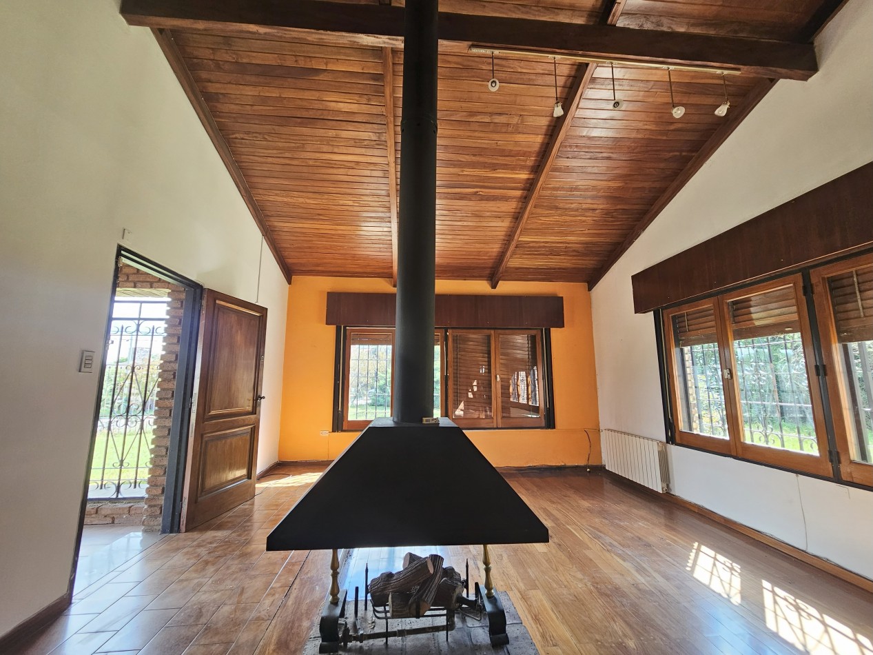 Gran Casa con pileta en un terreno de 1400m2 en pleno corazon de Arguello!!