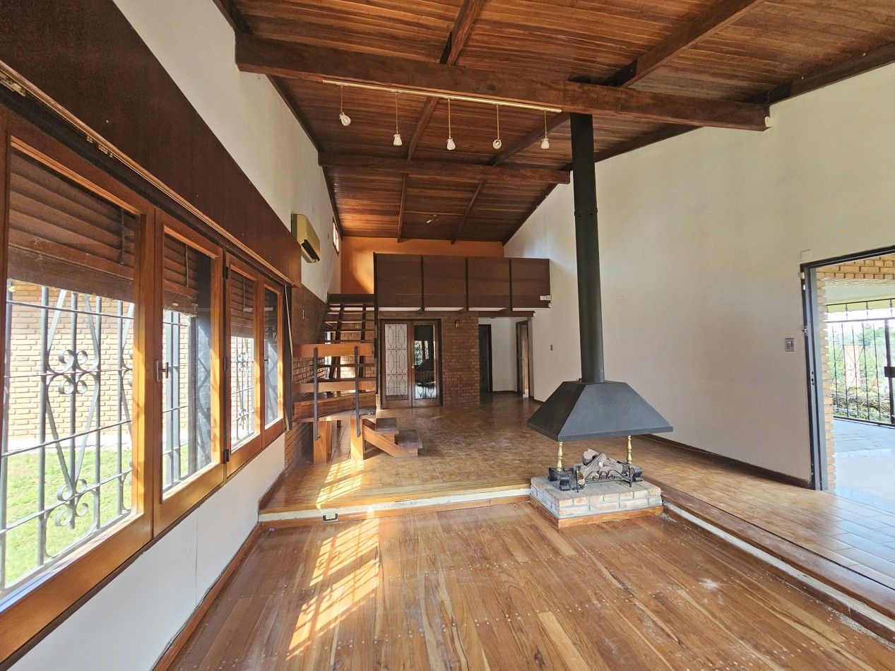 Gran Casa con pileta en un terreno de 1400m2 en pleno corazon de Arguello!!