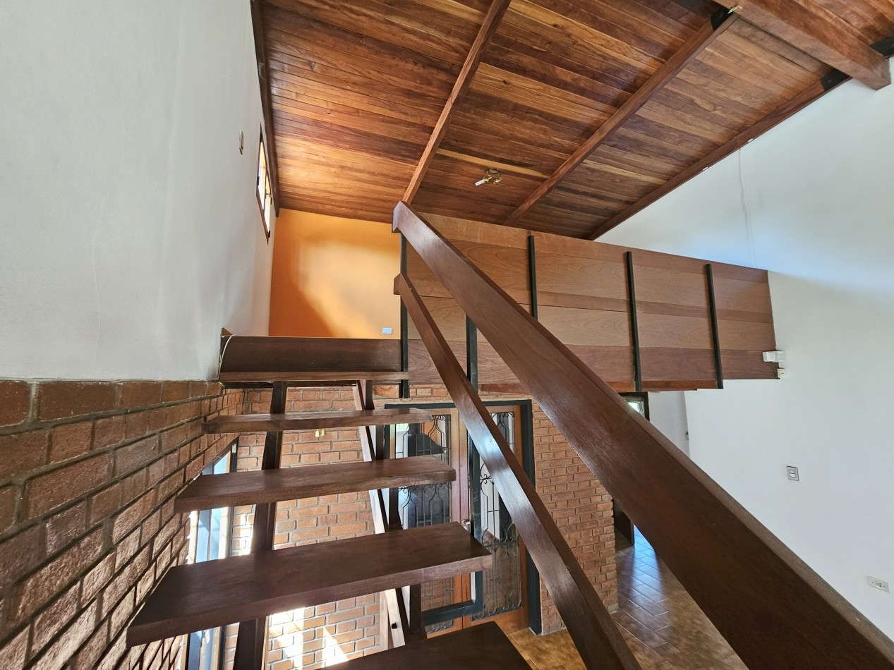 Gran Casa con pileta en un terreno de 1400m2 en pleno corazon de Arguello!!