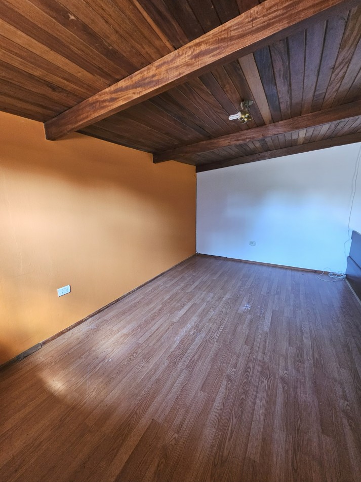 Gran Casa con pileta en un terreno de 1400m2 en pleno corazon de Arguello!!