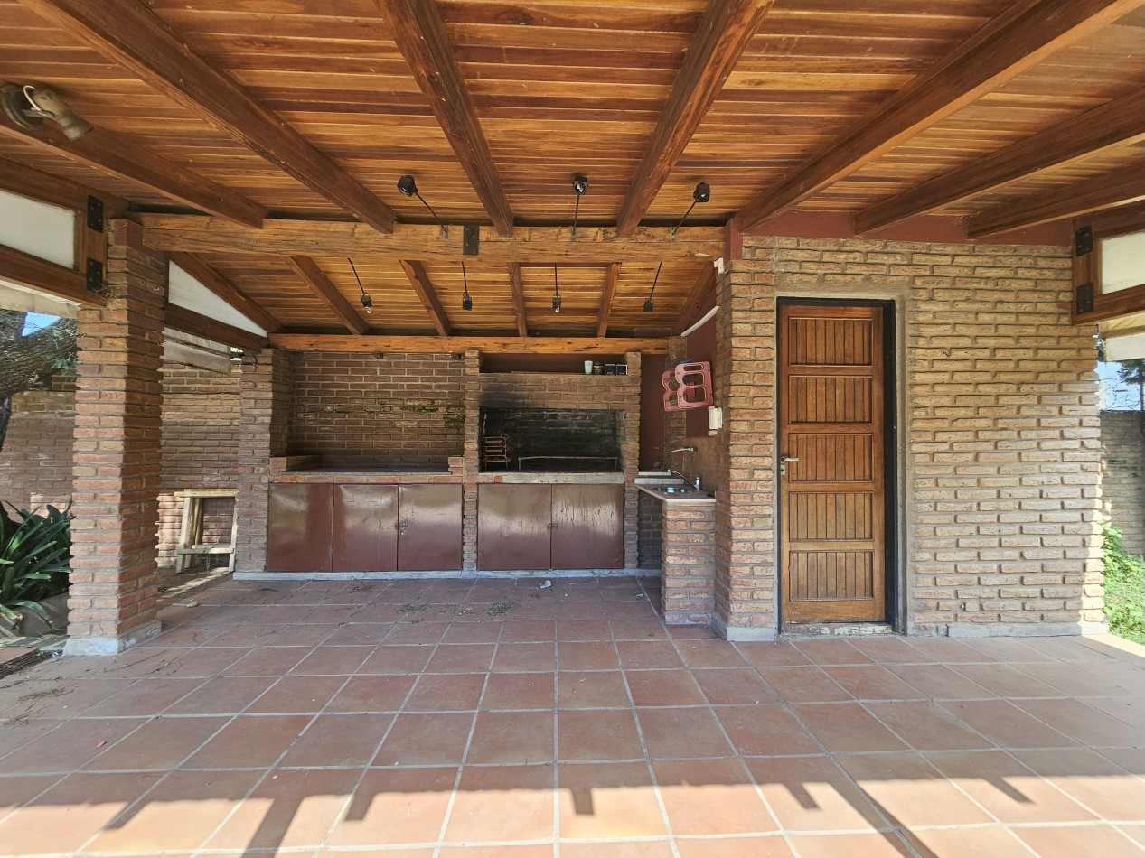 Gran Casa con pileta en un terreno de 1400m2 en pleno corazon de Arguello!!