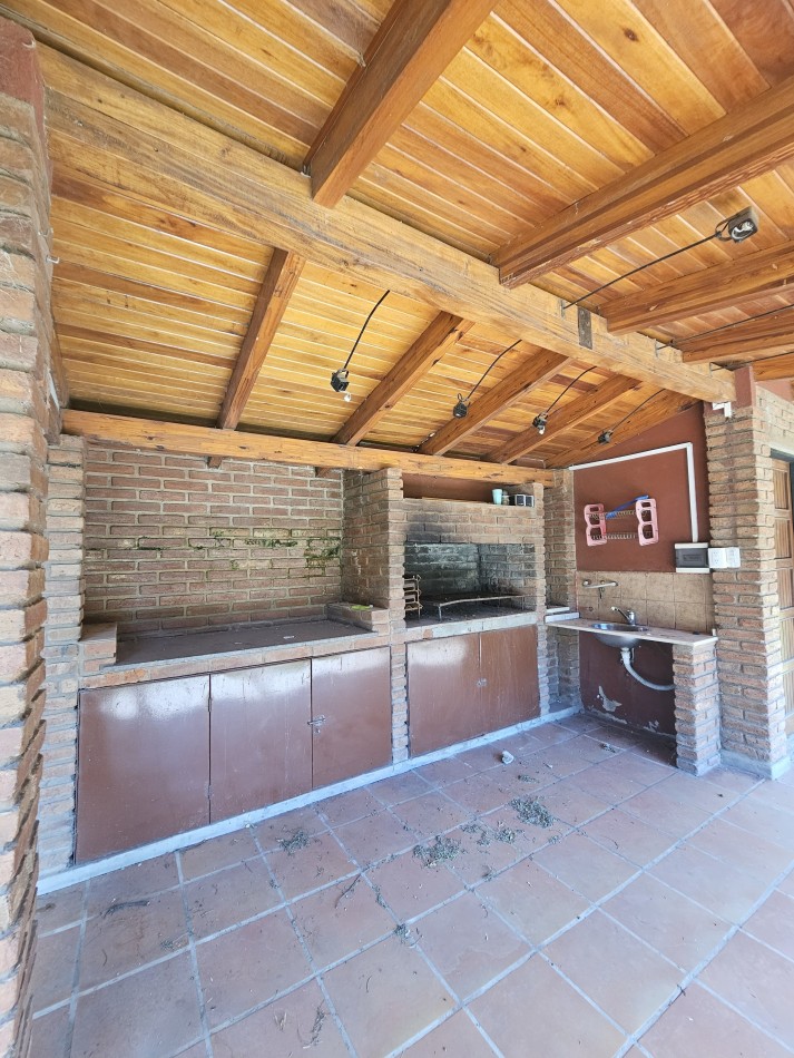 Gran Casa con pileta en un terreno de 1400m2 en pleno corazon de Arguello!!