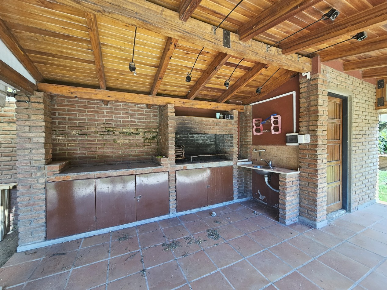 Gran Casa con pileta en un terreno de 1400m2 en pleno corazon de Arguello!!