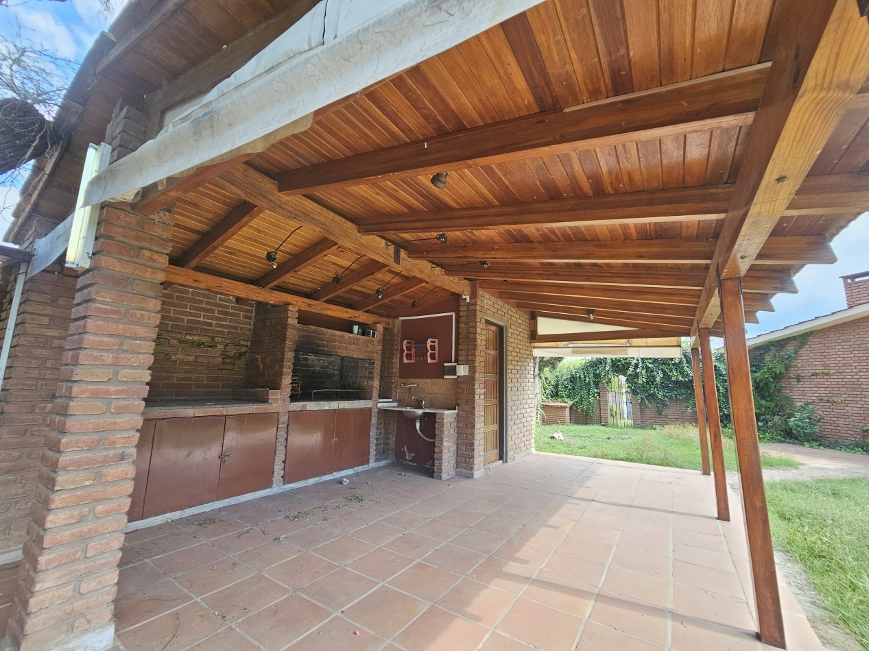 Gran Casa con pileta en un terreno de 1400m2 en pleno corazon de Arguello!!