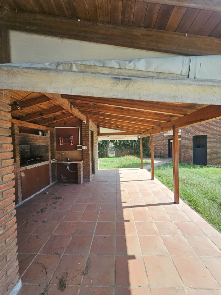 Gran Casa con pileta en un terreno de 1400m2 en pleno corazon de Arguello!!