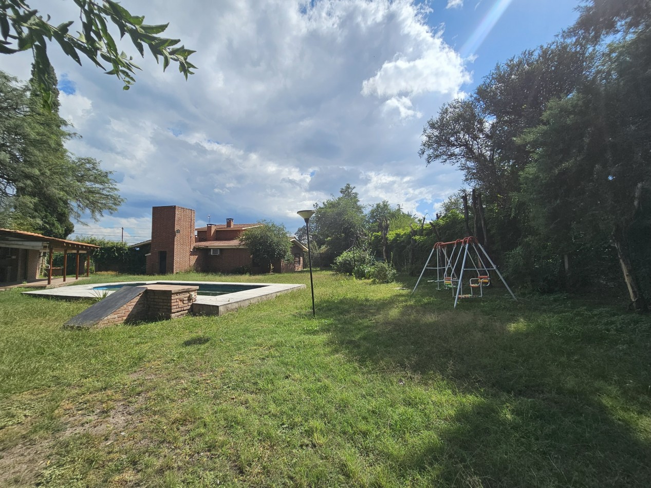 Gran Casa con pileta en un terreno de 1400m2 en pleno corazon de Arguello!!