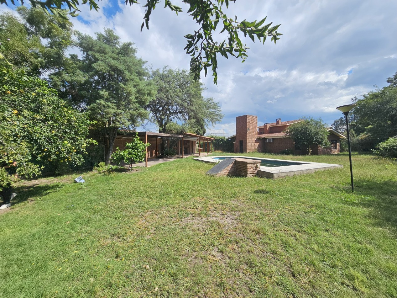 Gran Casa con pileta en un terreno de 1400m2 en pleno corazon de Arguello!!