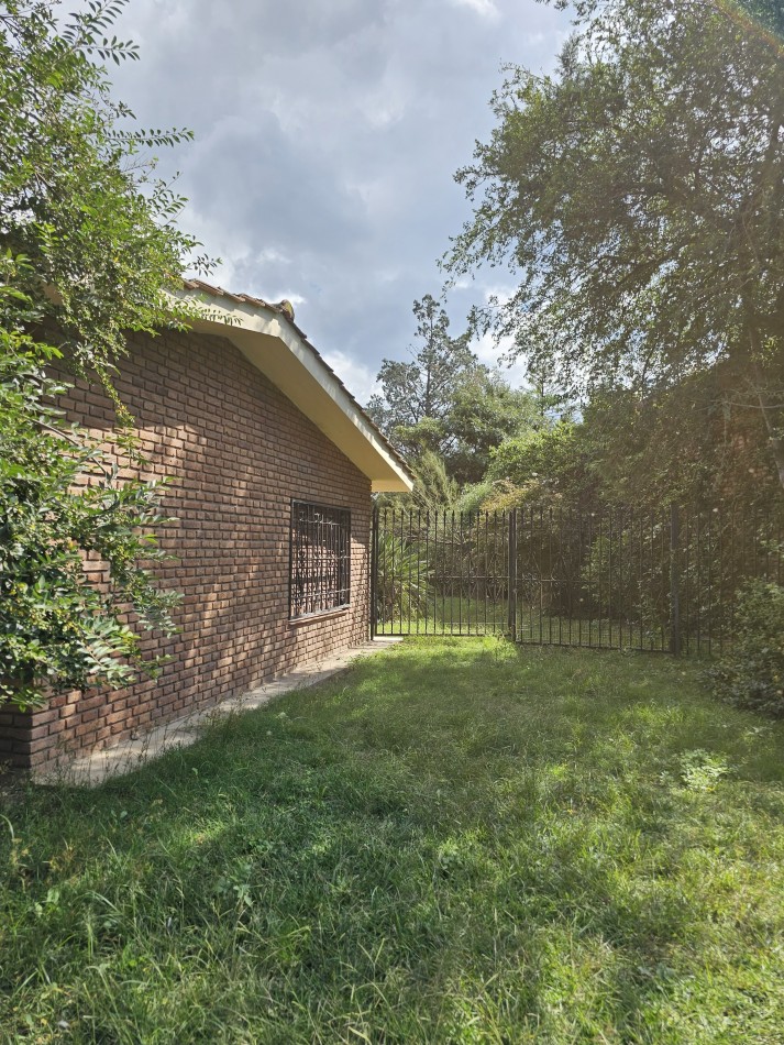 Gran Casa con pileta en un terreno de 1400m2 en pleno corazon de Arguello!!