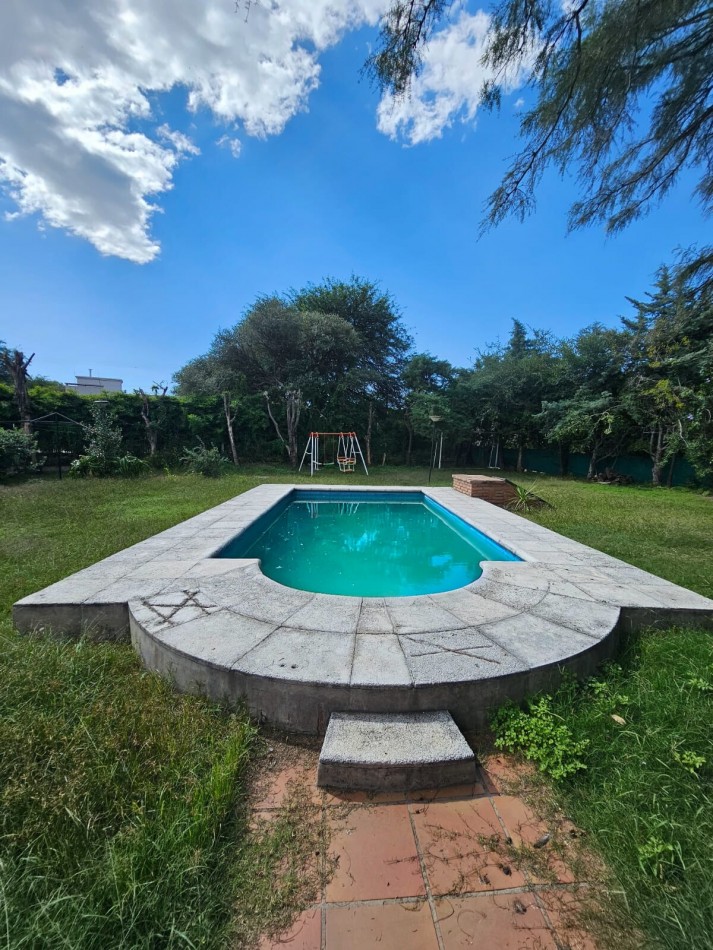 Gran Casa con pileta en un terreno de 1400m2 en pleno corazon de Arguello!!