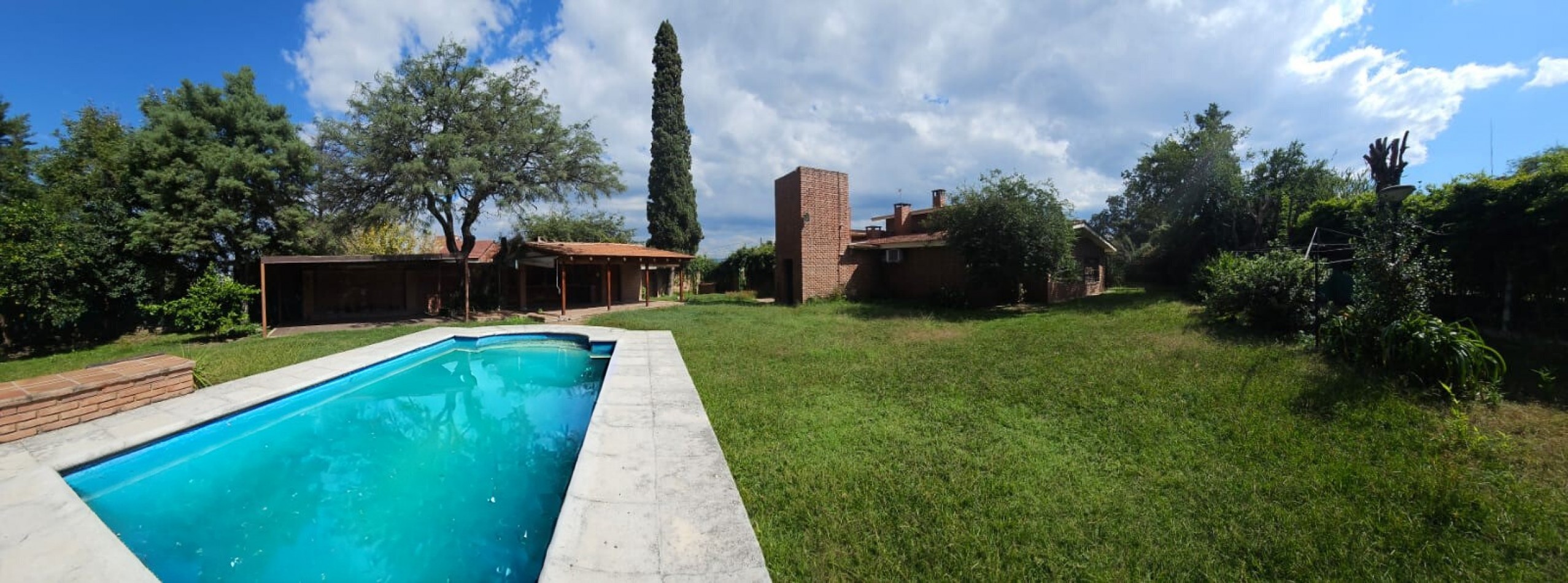 Gran Casa con pileta en un terreno de 1400m2 en pleno corazon de Arguello!!