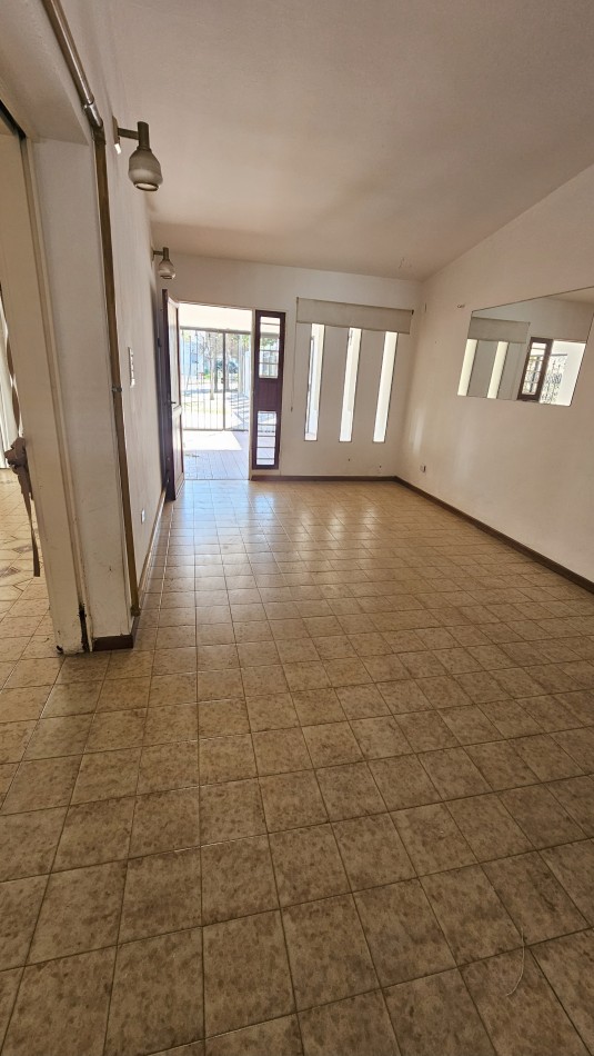 ARGUELLO- Casa de 4 Dorm a mts de Recta Martinolli APTA CREDITO