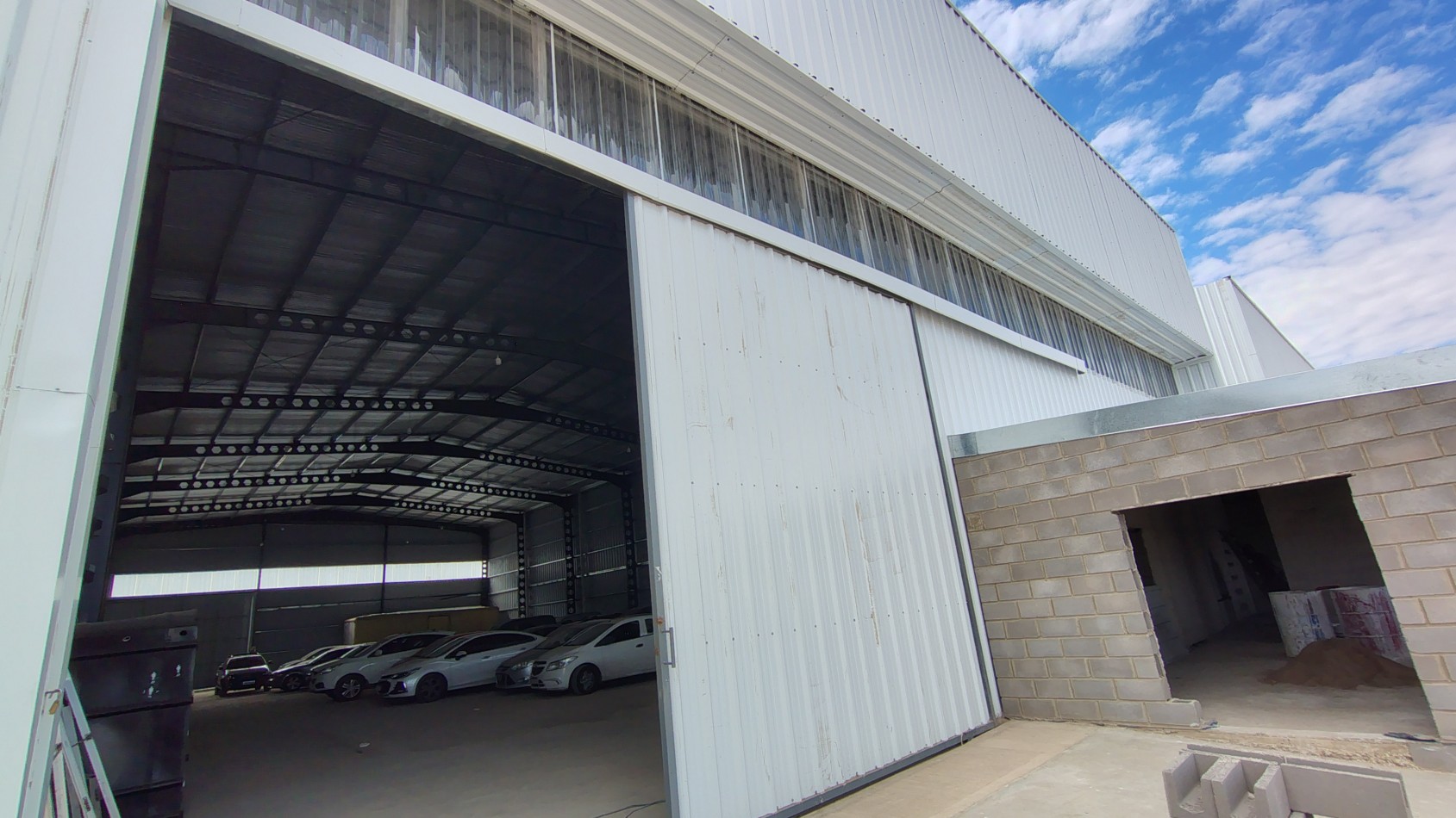 GALPONES 1800M2 POLO 52 CON RENTA