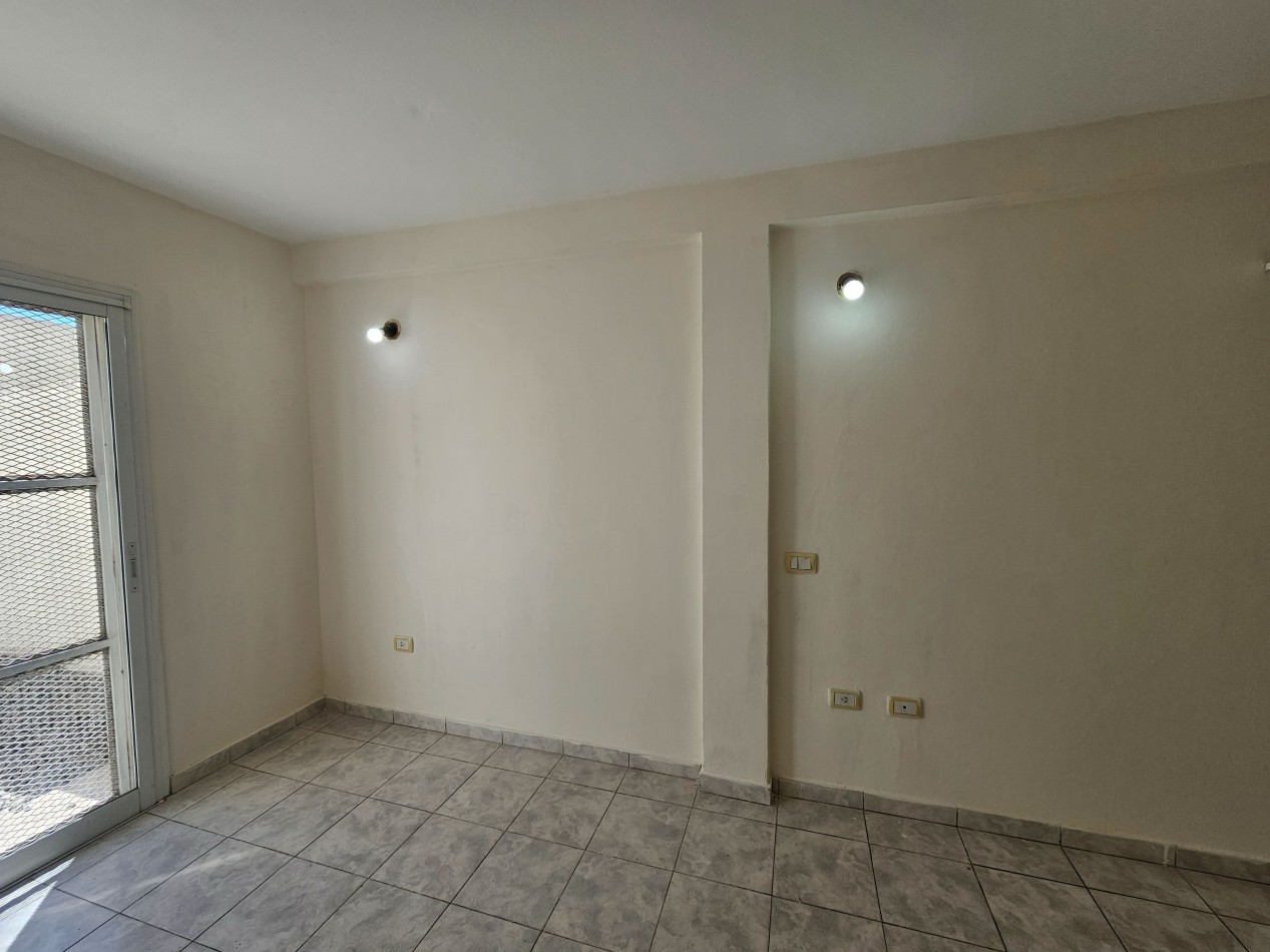 Guemes - Departamento en Planta Baja con Patio y Cochera (Con Renta Vigente)