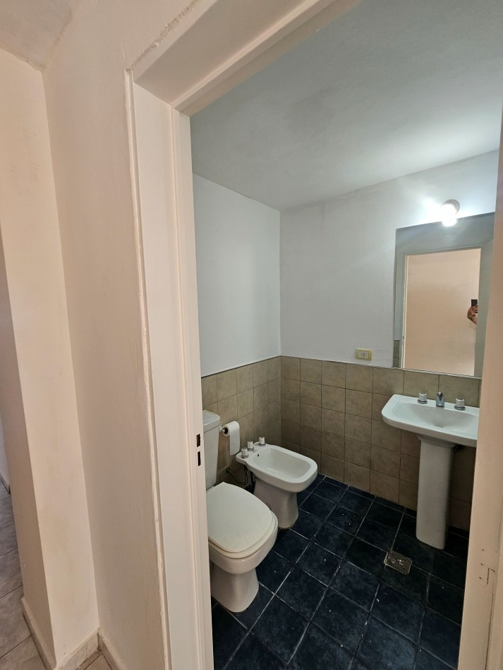 Guemes - Departamento en Planta Baja con Patio y Cochera (Con Renta Vigente)