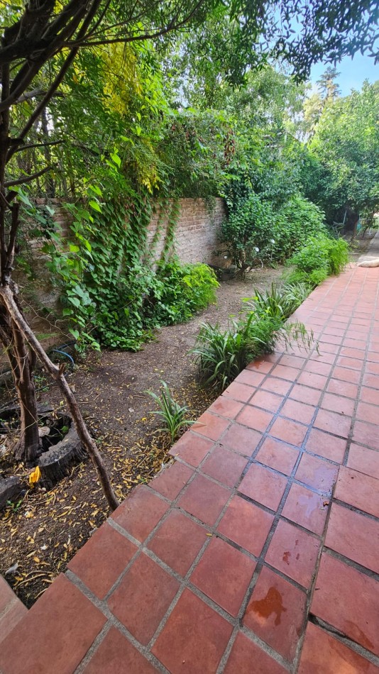 Arguello: Oasis Natural de 1.400 m² con Potencial para 5 Viviendas