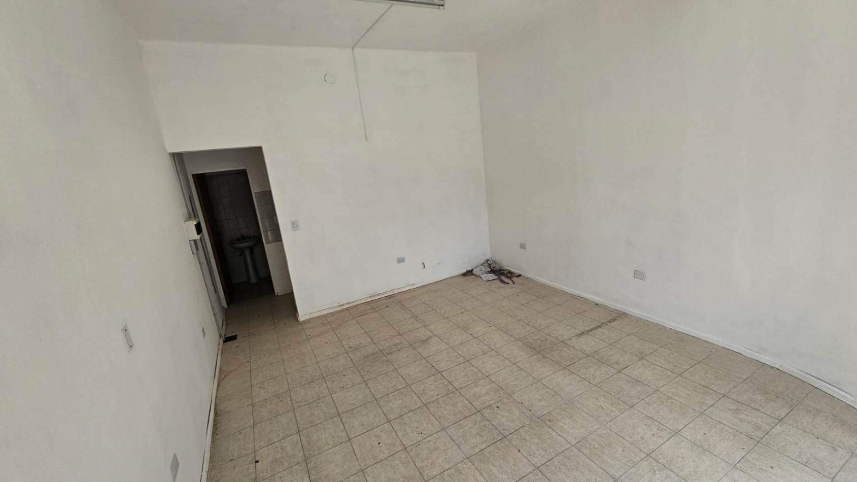 Alquilo Local en Av. Fuerza Aerea (Ruta 20)