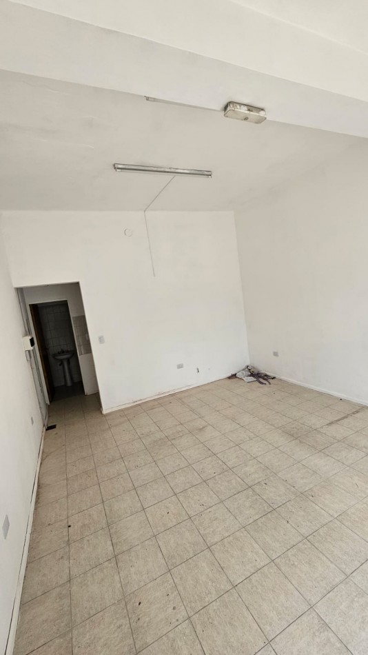 Alquilo Local en Av. Fuerza Aerea (Ruta 20)