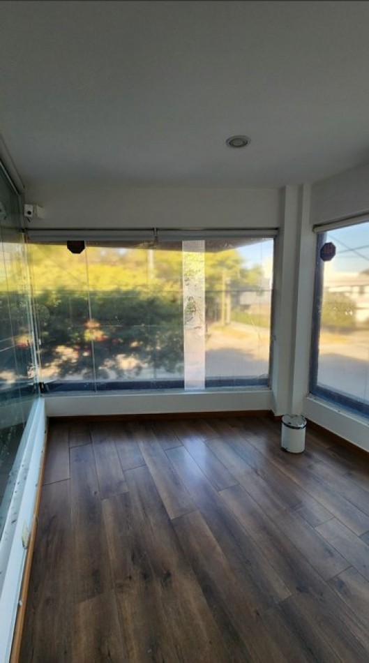 Local Comercial de Gran Escala en Alquiler - Av. Spilimbergo al 3500, Cordoba.