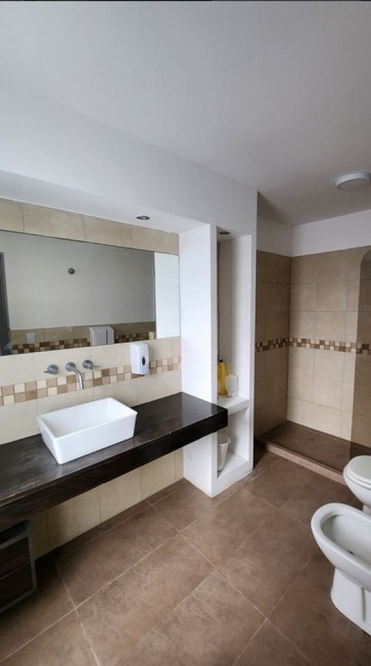 Local Comercial de Gran Escala en Alquiler - Av. Spilimbergo al 3500, Cordoba.