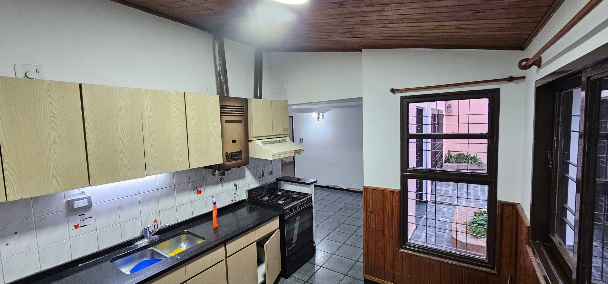 CASA EN VENTA - B° POETA LUGONES - IDEAL PARA MODERNIZAR